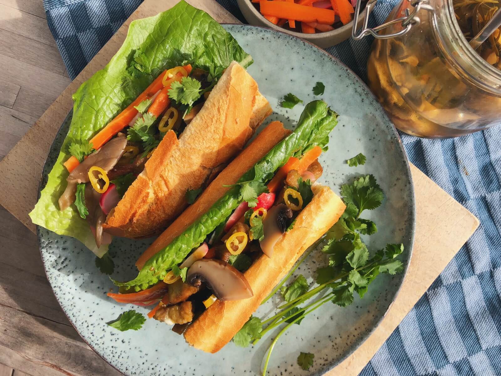 Banh mi sandwich med syltede svampe